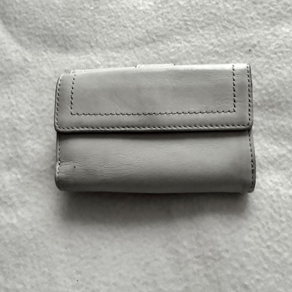 Coach tri-fold Leather Classic Wallet, Cream w/tan inside - Picture 2 of 4